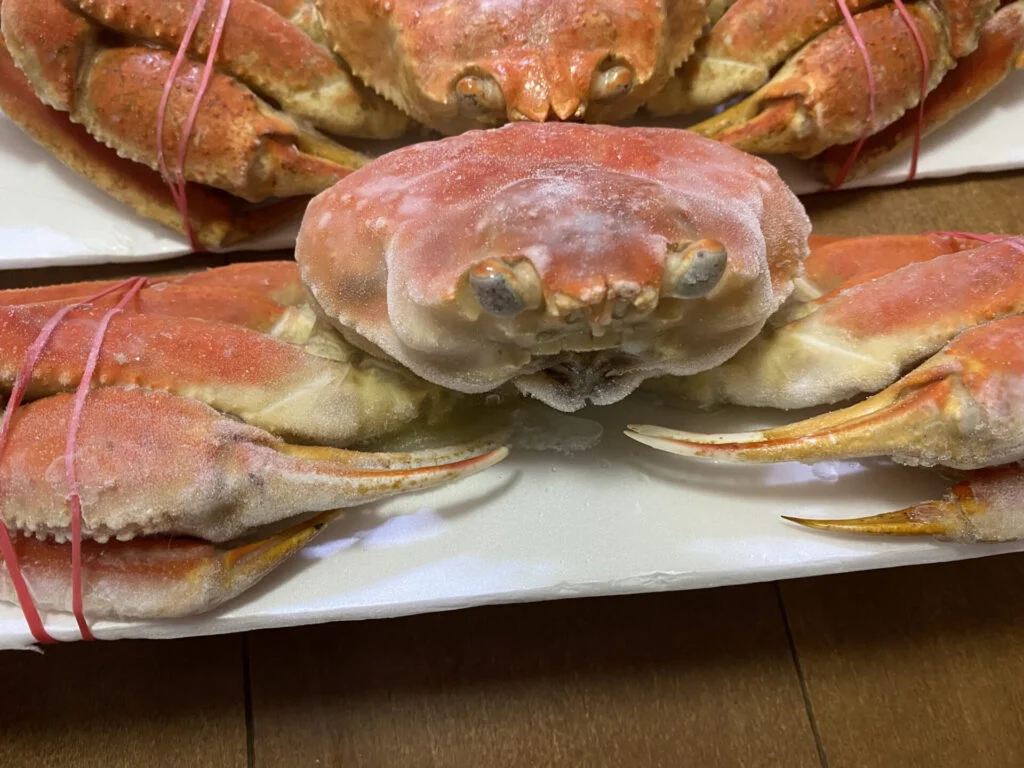 網走水産 本タラバガニカット約800g10,800円・生タラバガニカット500g12,000円！人数別でカニを注文できる